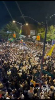לפנות בוקר בניו יורק: אלפים רוקדים בשמחת בית השואבה הגדולה...