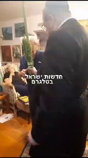 אהרן ברק מברך על ארבעת המינים...