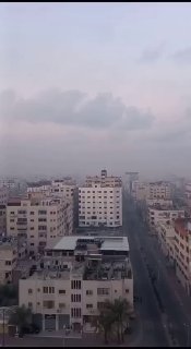 מטוסי חיל האוויר מפציצים את מגדל אל-אקלוק בן 11 הקומות בשכונת...