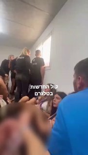 תיעוד חדש מנובה ובו נראים מספר צעירים מתבצרים עם מאבטחים בתוך...