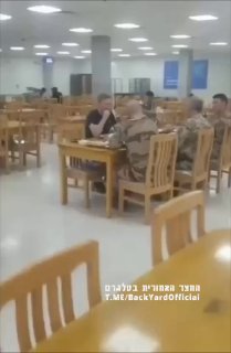 התיעוד הזה מגיע אלינו מעומאן. אזרח מתעצבן על חיילים בריטים...