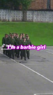 SlyKay🇫🇷 (@slykay24): ״Des militaires chante Barbie Girl🩷 