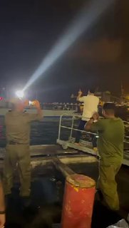 רק בישראל: משה פרץ מופיע בבסיס חיל הים, בדיוק כשספינה חוזרת...