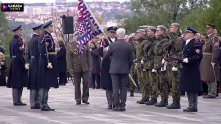 נשיא צ׳כיה מעיף לחייל את הכובע ...