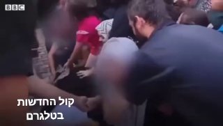 תיעוד מעזה: אשה פלסטינית קוראת ''זה הכל בגלל הכלבים של החמאס'' -...