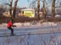 צפו: גולש סקי חיבר את עצמו לרכבת וטס במהירות 80 קמ''ש