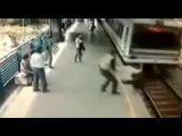 שוטר הציל את האיש מדריסת רכבת
