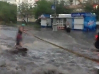 רוסיה: לקח גלשן בזמן הצפת מים בכבישים וגלש