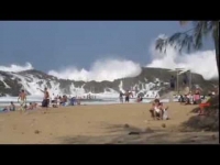 צפו: חוף עם גלים מתנפצים על המזח