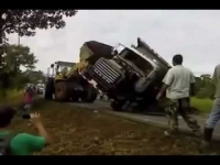 צפו: חילוץ המשאית הפך להידרדרות
