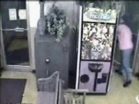 צפו: ילדה נתקעה בתוך מכונת בובות בגלל שניסתה לגנוב בובה מהמכונה