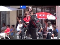 צפו: הסוס הפיל את האם ובנה בזמן התערוכה