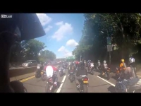 צפו: ג'יפ דרס קבוצת אופנוענים בלב ניו יורק ונמלט
