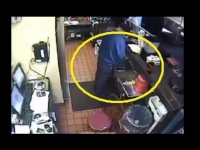 צפו: מנהל סניף של "פיצה האט" תועד במצלמות האבטחה כשהוא עושה את צרכיו במטבח