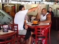 צפו: מתאגרף תוקף את אלוף העולם בתוך מסעדה