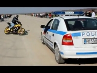 אופנוען עושה דריפטים מול ניידת משטרה ובורח להם
