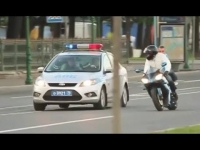 שוטרים מצליחים לתפוס אופנוען משתולל בכביש ורוכב נוסף ללא קסדה