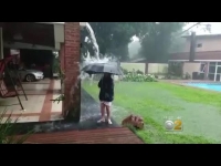 קשה לצפייה: יצא לשחק בחצר בגשם והוכה על ידי ברק