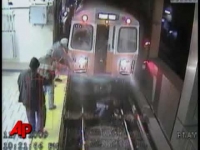 צפו: ניצלה בנס מדריסת קטלנית במסילת רכבת