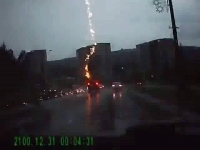 מכונית חוטפת מכת ברק ישירה במהלך נסיעה