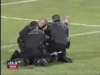 שוטר שהשתמש באלימות כלפי אוהד כדורגל קיבל בראש