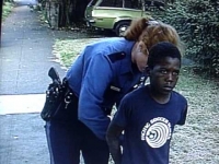 שוטרת עוצרת ואוזקת באזיקים ילד בן 7