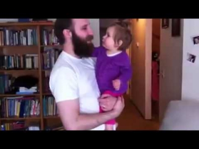 צפו: תינוקת בוכה בגלל העלמות זקן של אבא