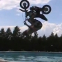 צפו: קפץ עם אופנוע לבריכה