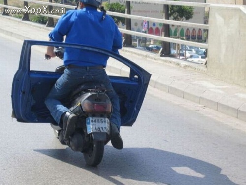 תמונת רעיון מסוכן להעביר דלת רכב בקטנוע