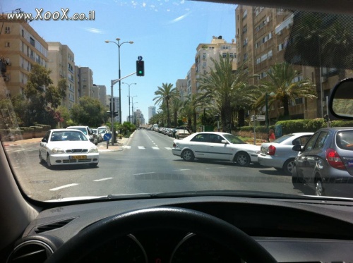 תמונת רק בישראל מכוניות עומדות בתוך הצומת בירוק