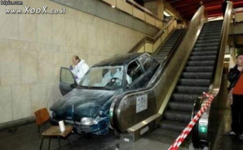 מכונית במדרגות נעות